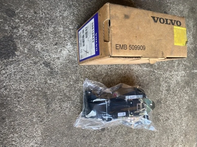 Ремень безопасности Volvo 39818843, передний правый