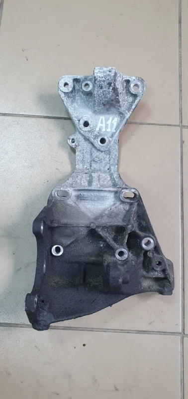 Кронштейн Volvo XC70 2009 30731516 D5244T4