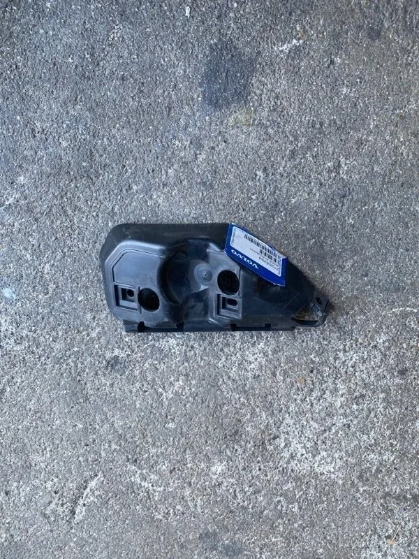 Кронштейн бампера Volvo 31265394, передний левый