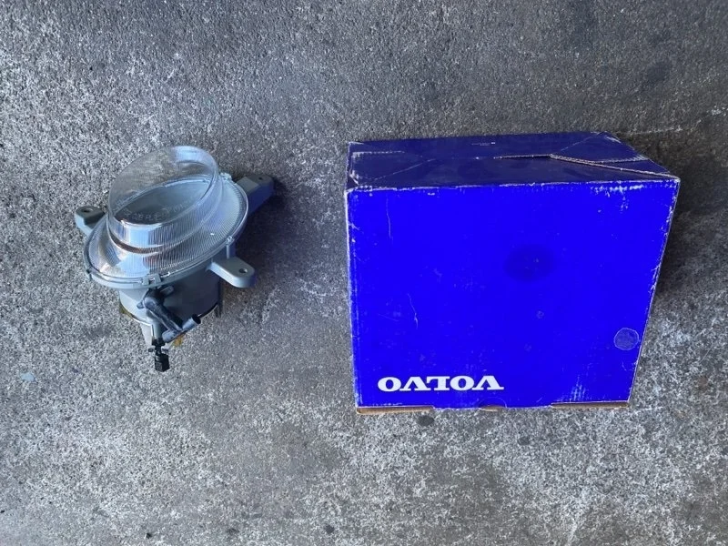 Фара противотуманная Volvo 8693337, правая