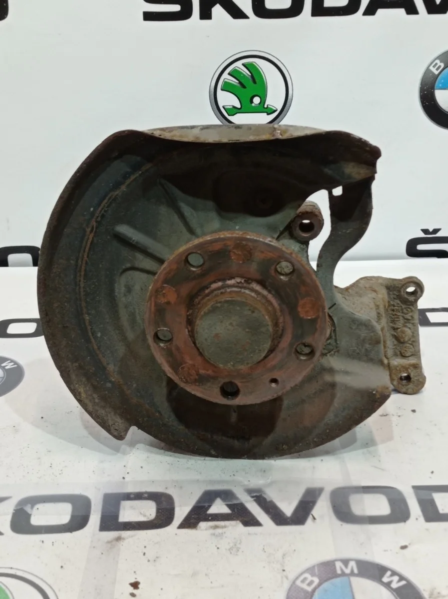 Кулак Skoda Octavia 2010 1K0505436AC A5 (1Z) 1.4 CAXA, задний правый