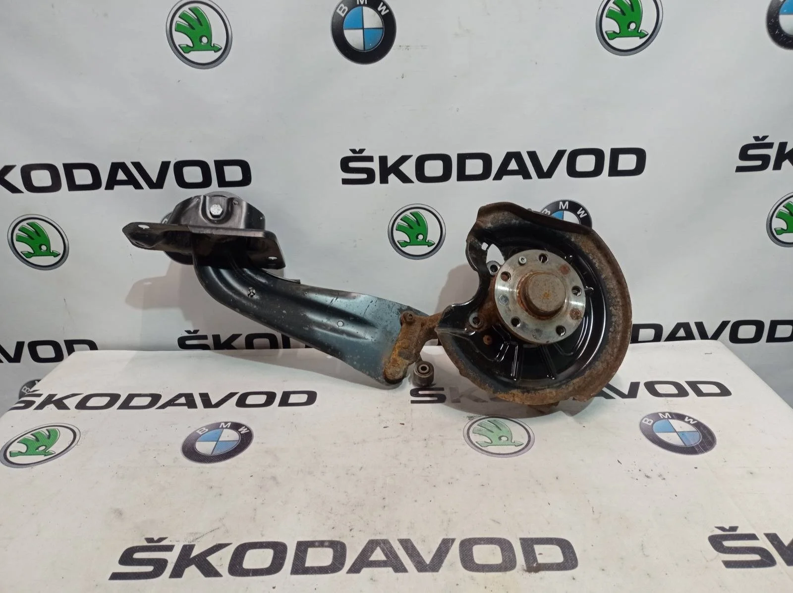 Кулак Skoda Octavia 2012 1K0505435AE A5 (1Z) 1.8 CDAB, задний левый