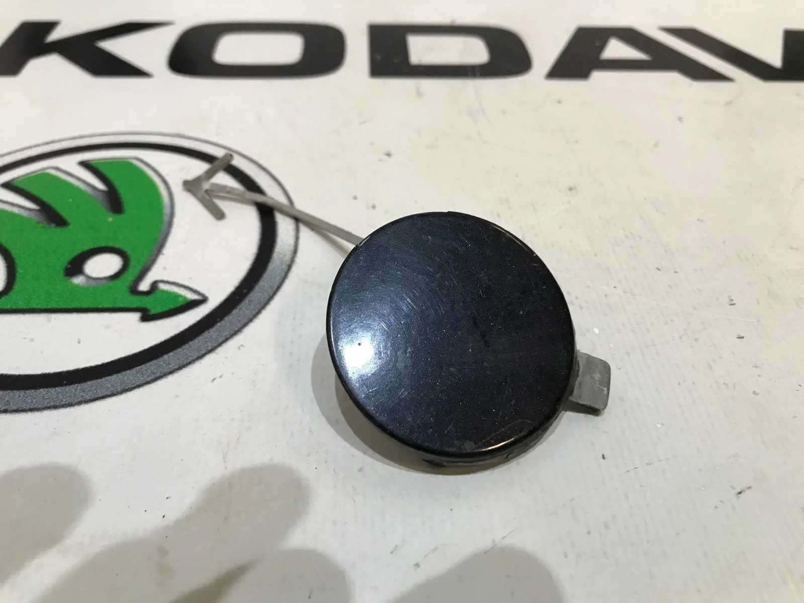 Заглушка буксировочного крюка Skoda Octavia 2014 5E0807241 A7 (5E) 1.2 CJZA, передняя