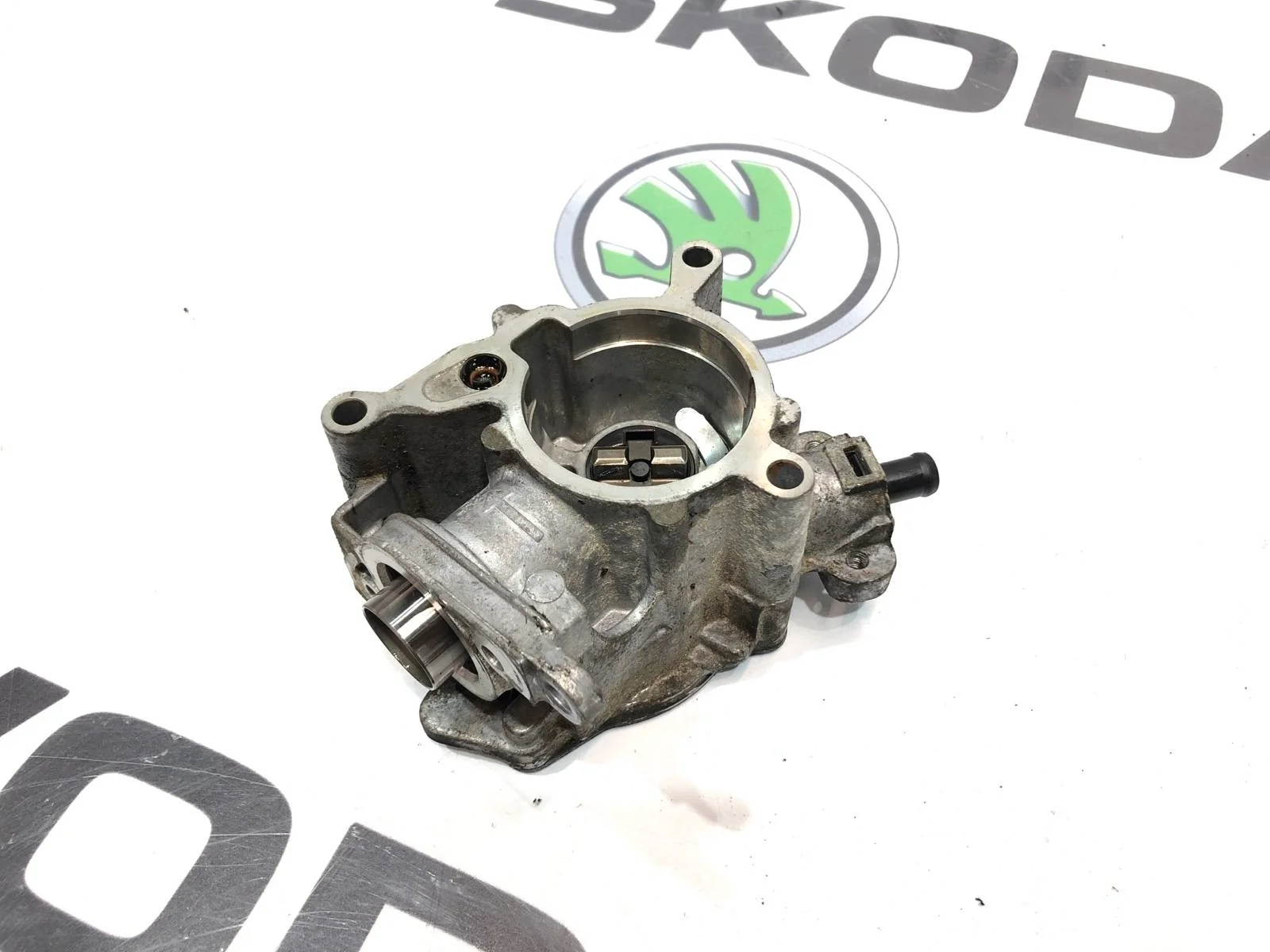 Насос вакуумный Skoda Octavia Scout 2010 06J145100B A5 (1Z) 1.8 CDAB