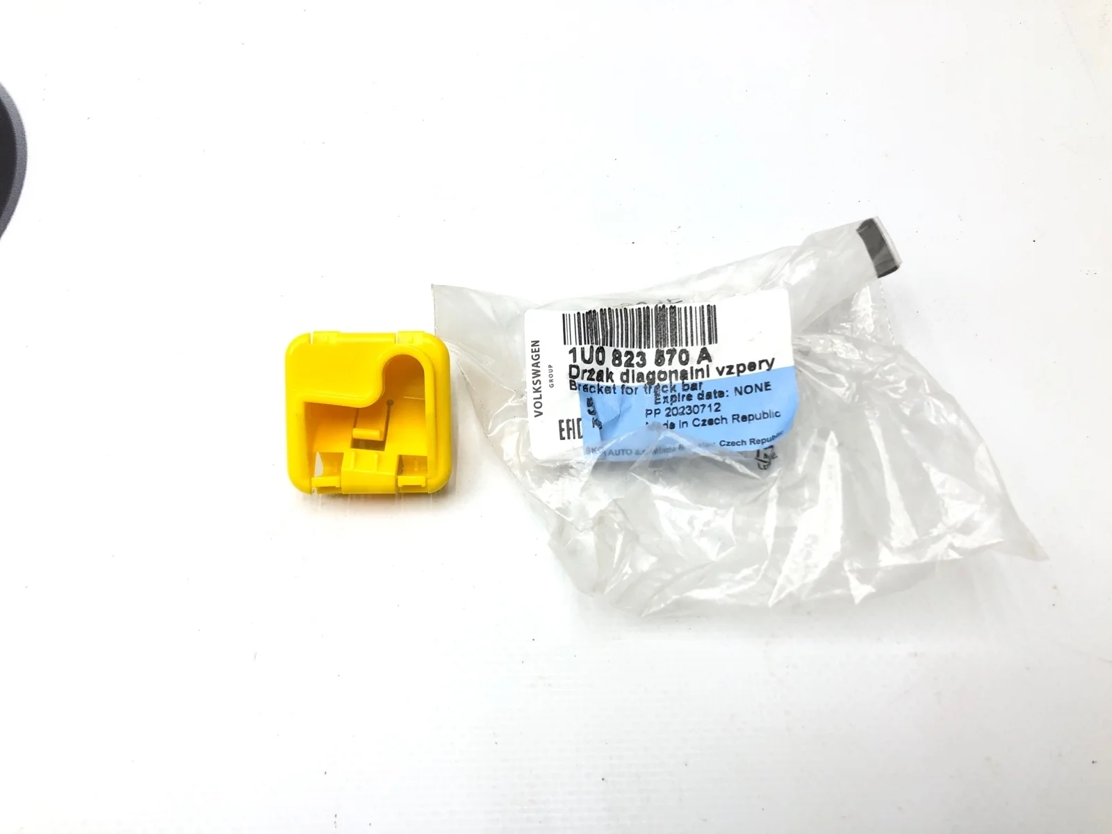 Кронштейн упора капота Skoda Octavia 2011 1U0823570A A5 (1Z)