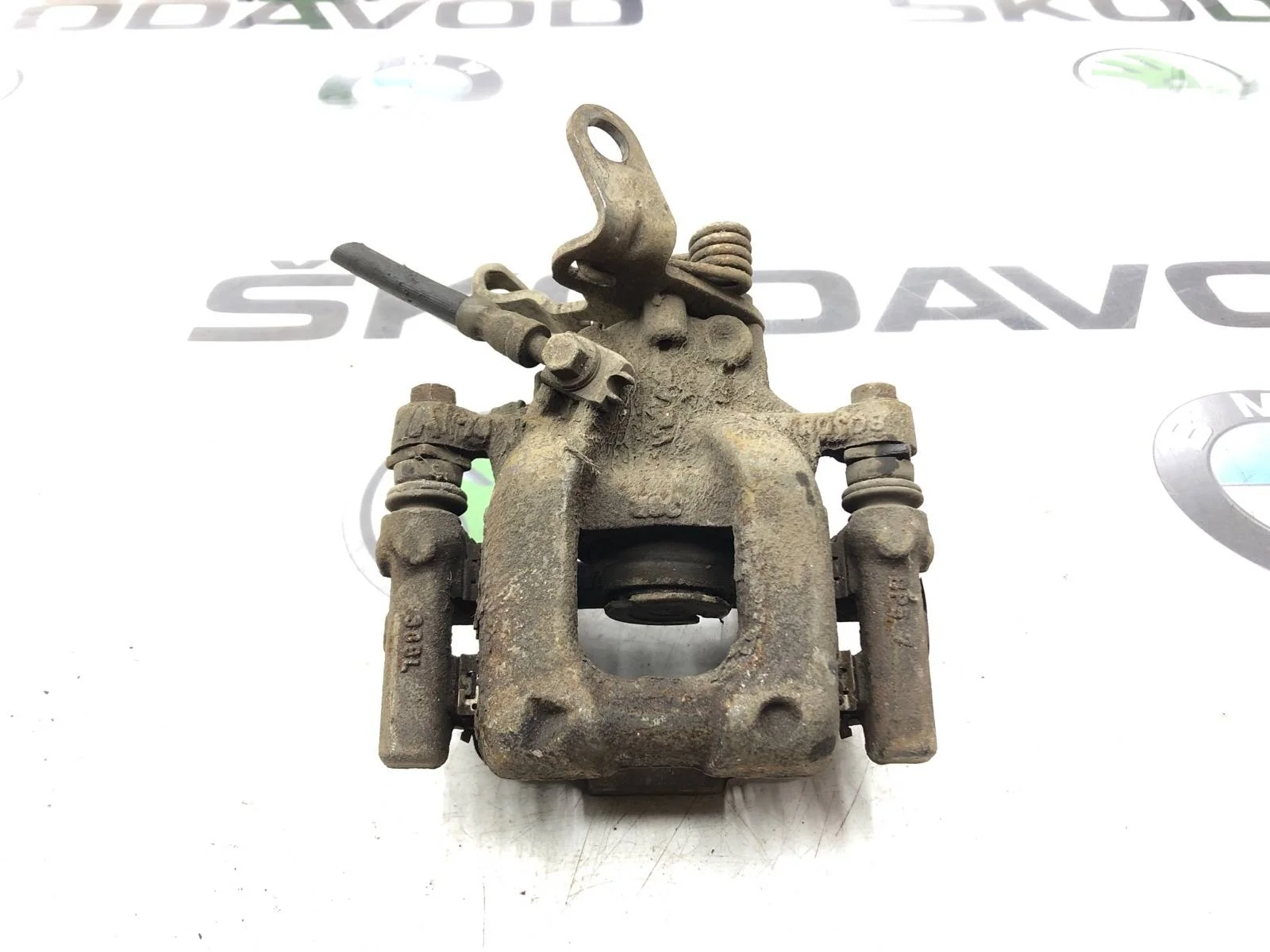 Суппорт тормозной Skoda Octavia 2009 5K0615424 A5 (1Z), задний правый