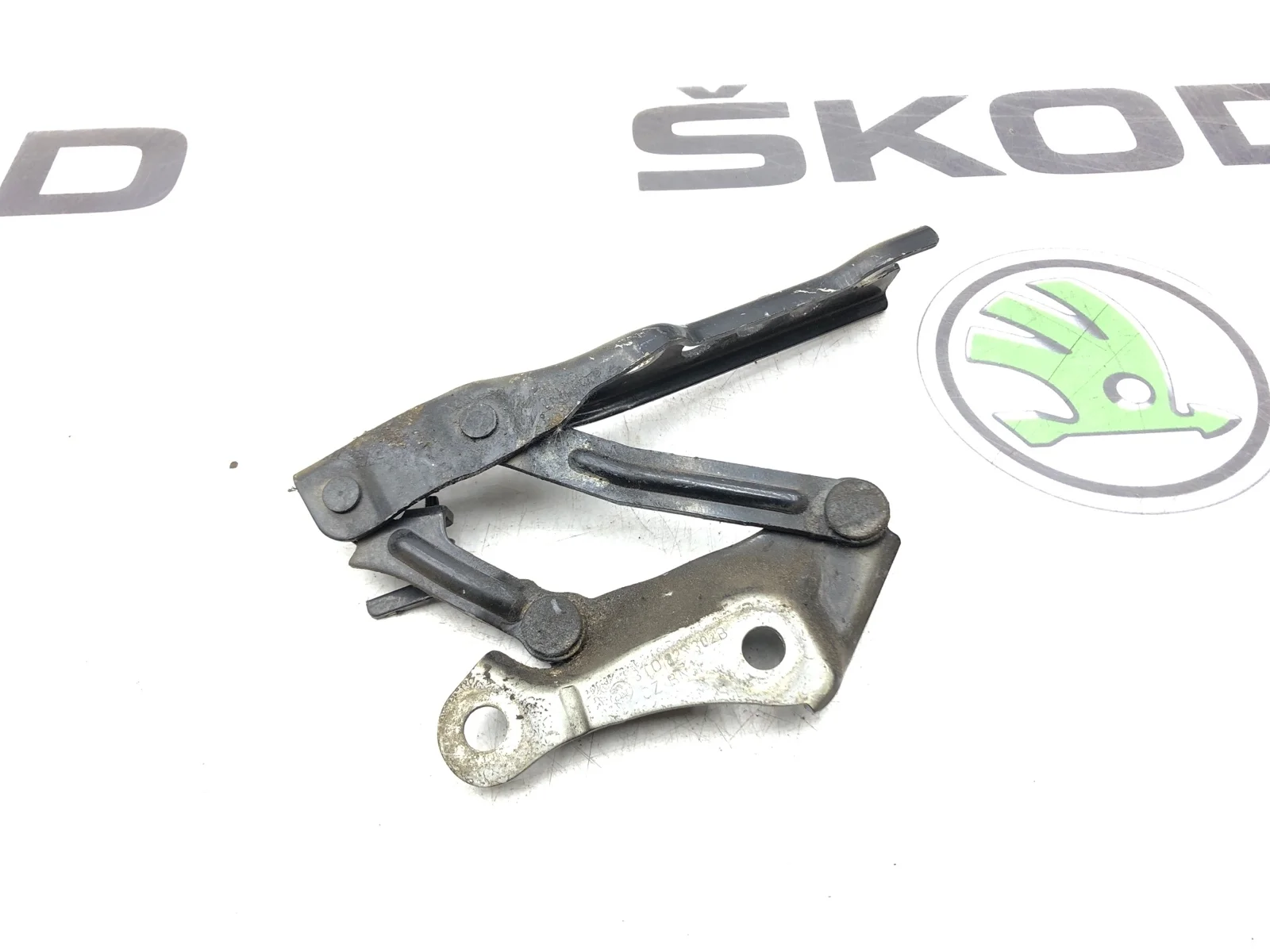 Петля капота Skoda Superb 2015 3T0823302B 2 РЕСТ (3T), правая