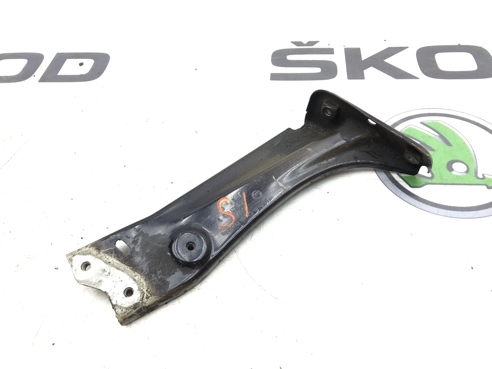 Кронштейн крыла Skoda Octavia 2015 5E0821142 A7 (5E) 2.0 CKFC, передний правый