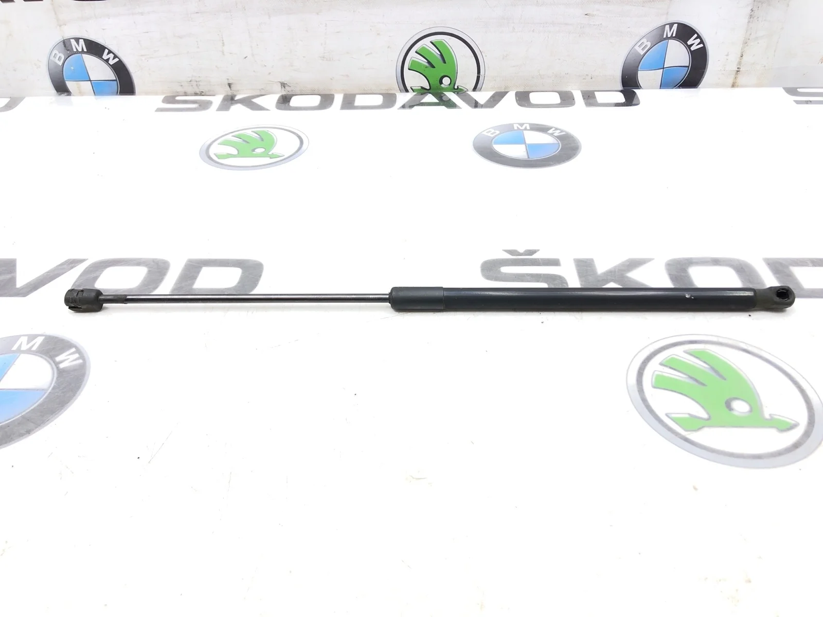 Амортизатор крышки багажника Skoda Octavia RS 2010 1Z5827550E A5 (1Z) 2.0 CEGA