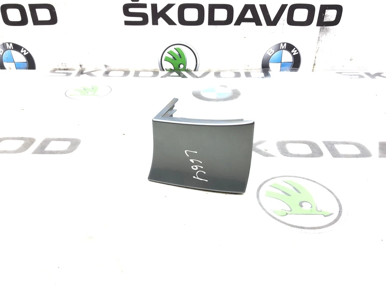 Накладка бампера Skoda Yeti 2011 5L6813346 5L 1.8 CDAB, задняя правая