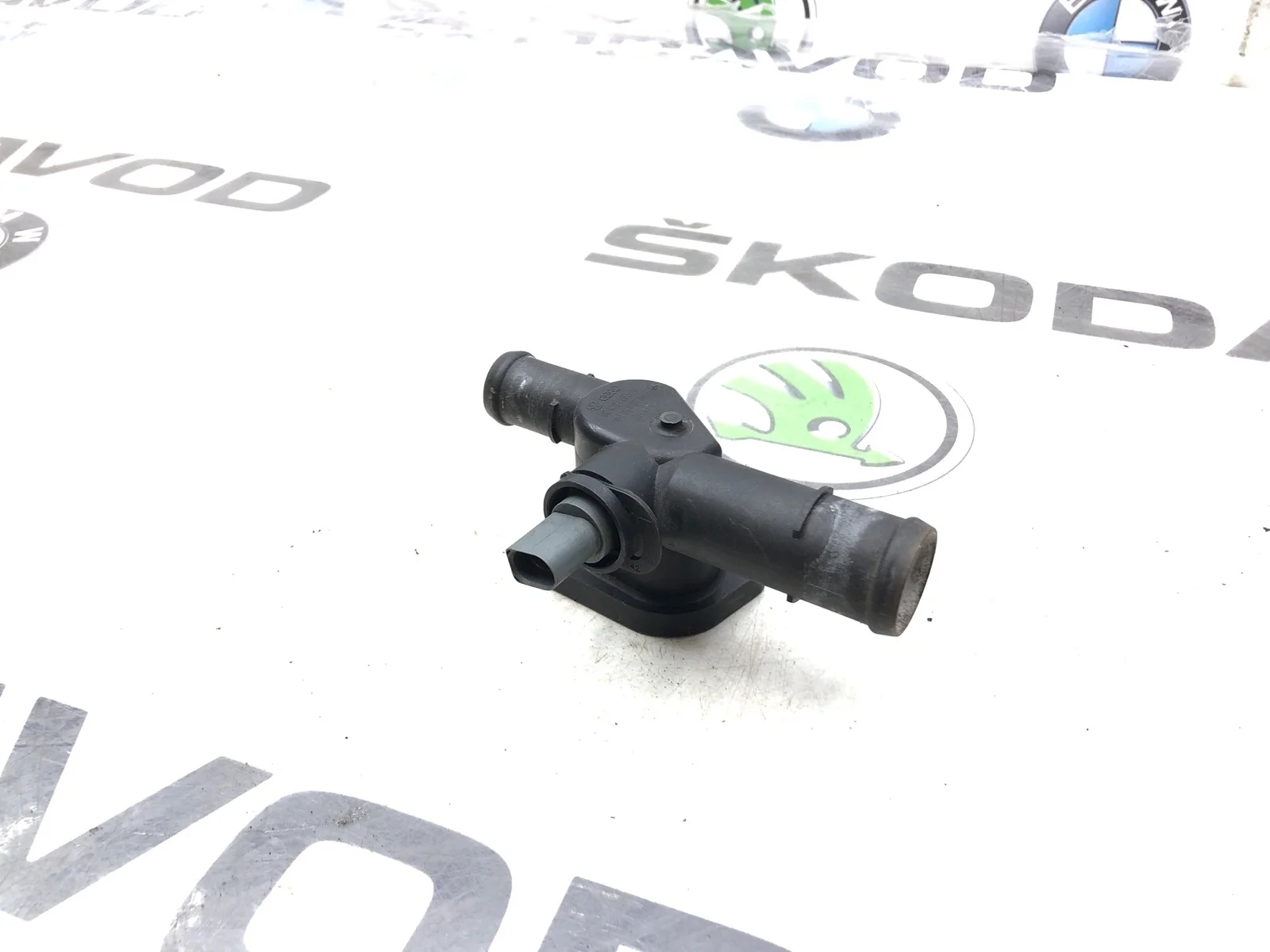 Фланец системы охлаждения Skoda Octavia 2011 06A121133AL A5 (1Z) 1.6 BSE