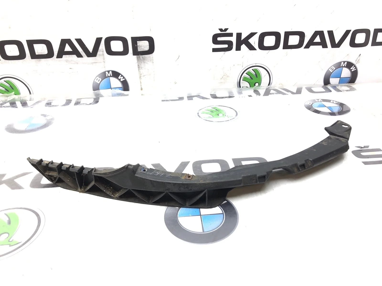 Направляющая бампера Skoda Octavia 2012 1Z0807184D A5 (1Z) 1.4 CAXA, передняя правая