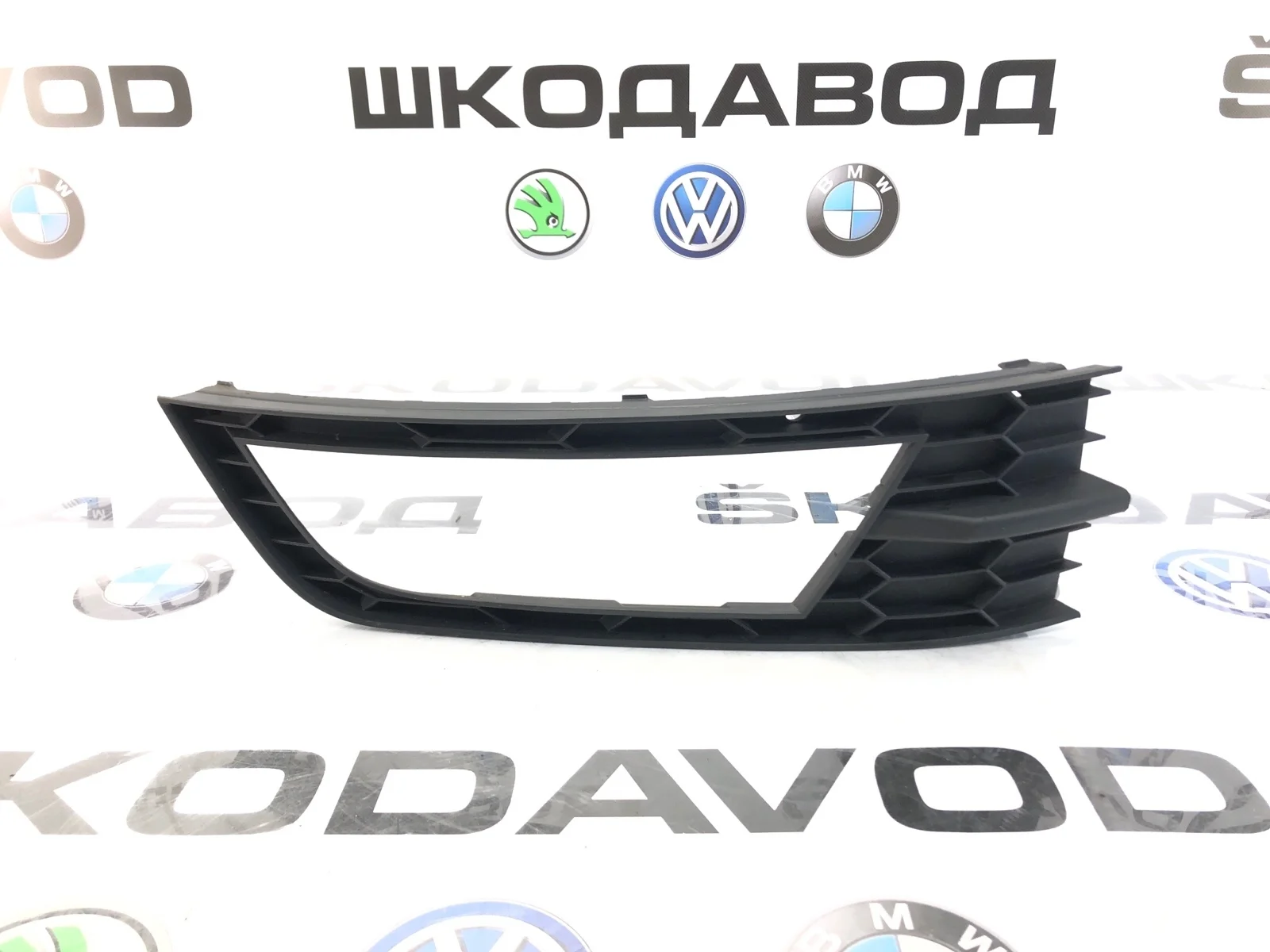 Накладка противотуманной фары ПТФ Skoda Octavia 2015 5E08076829B9 A7 (5E) 2.0 CRMB, передняя правая