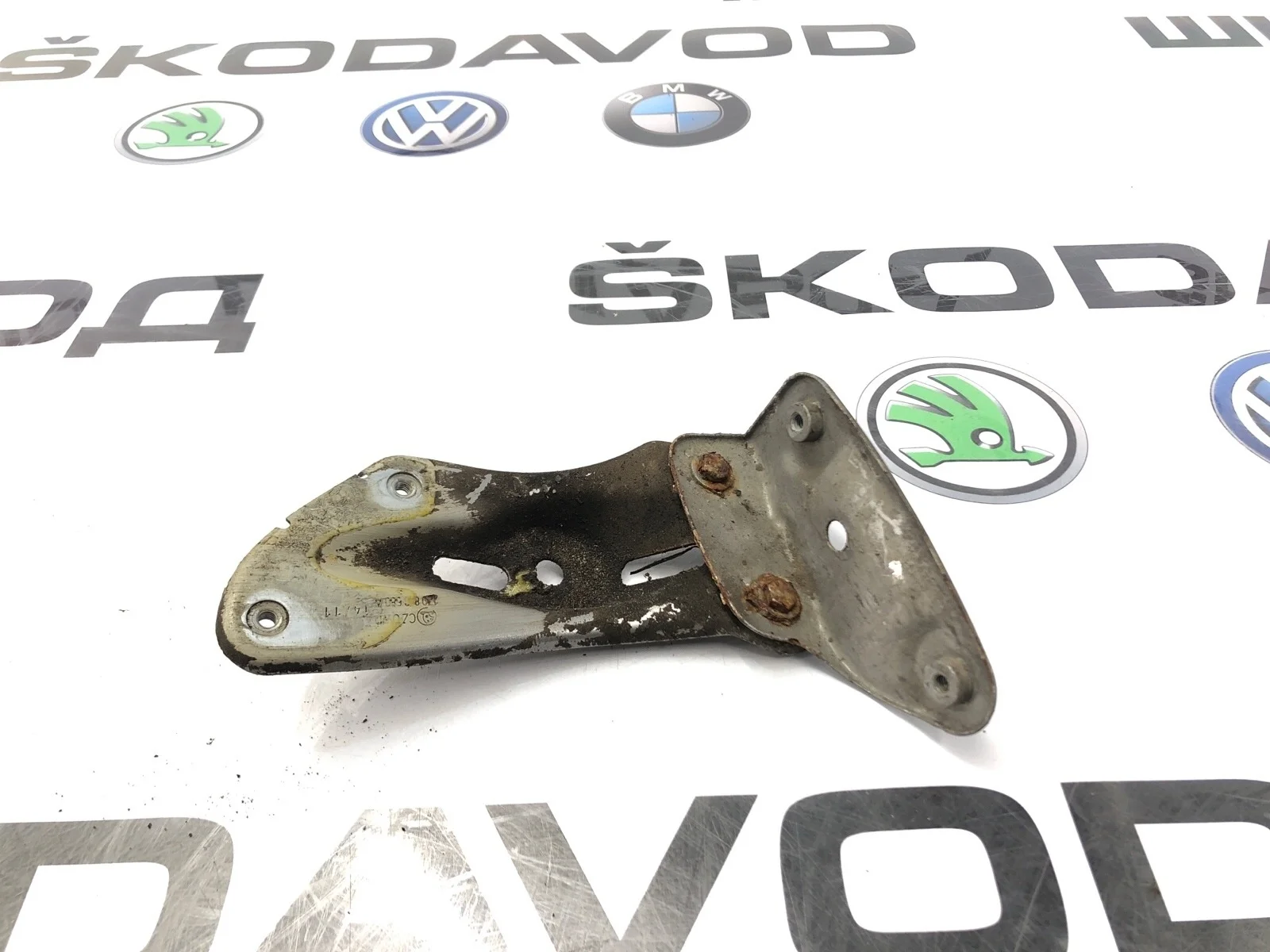 Кронштейн крыла Skoda Octavia 2011 1Z0810680A A5 (1Z) 1.2 CBZB, передний правый