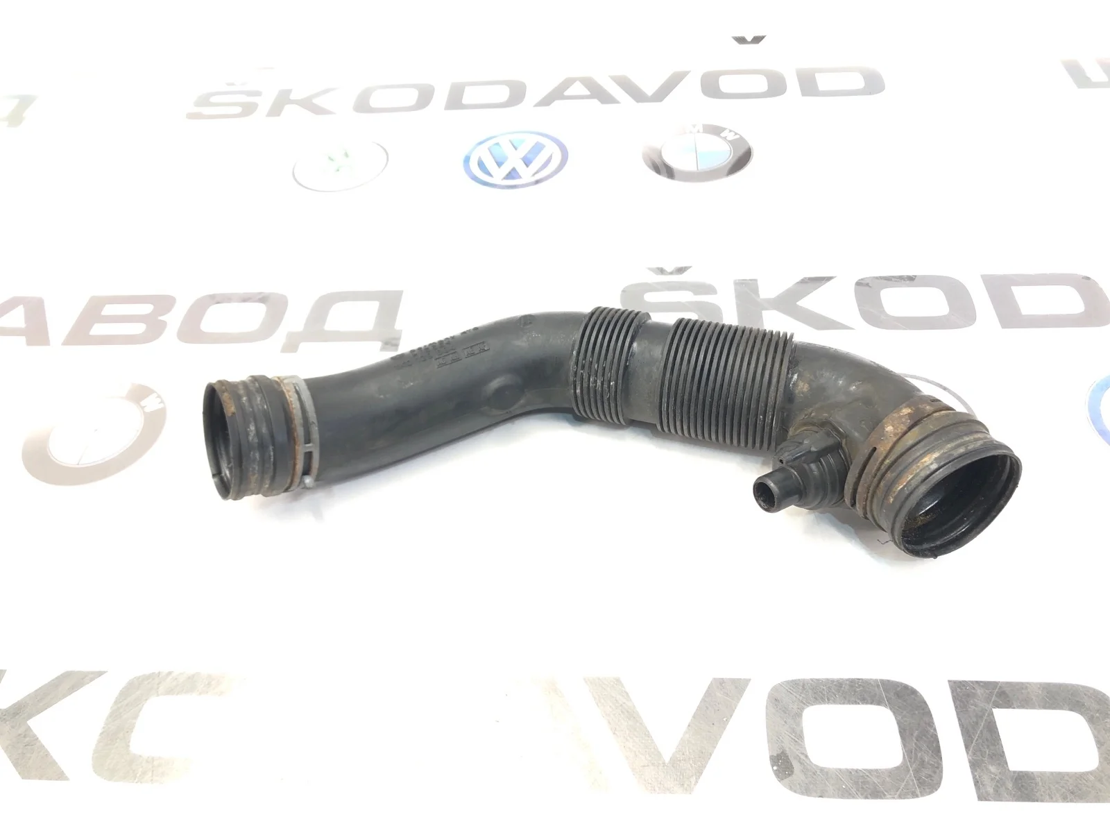 Патрубок воздушный Skoda Octavia 2011 1K0129684AF A5 (1Z) 1.6 BSE