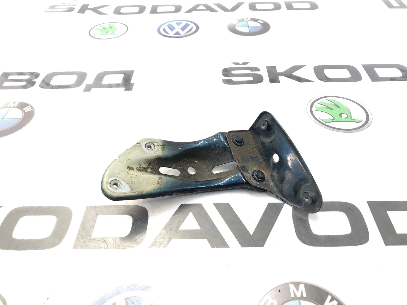 Кронштейн крыла Skoda Octavia 2011 1Z0810680A A5 (1Z), передний правый