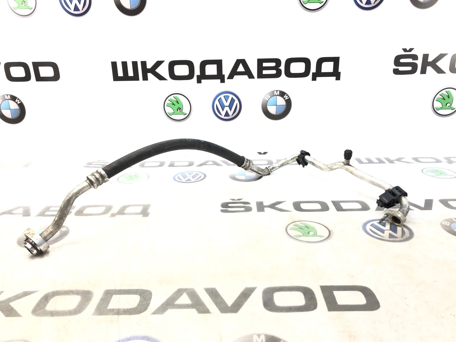 Трубка кондиционера толстая Skoda Octavia 2015 5Q0820743M A7 (5E) 2.0 CKFC