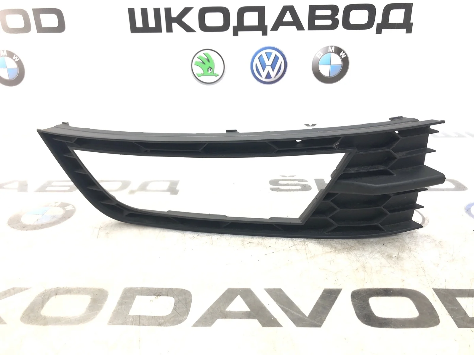 Накладка противотуманной фары ПТФ Skoda Octavia 2015 5E08076829B9 A7 (5E) 2.0 CKFC, передняя правая