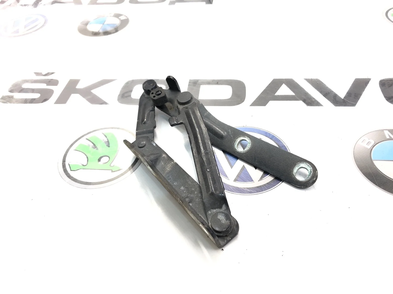 Петля капота Volkswagen Transporter 2006 7H0823301D T5 2.5 BNZ, левая