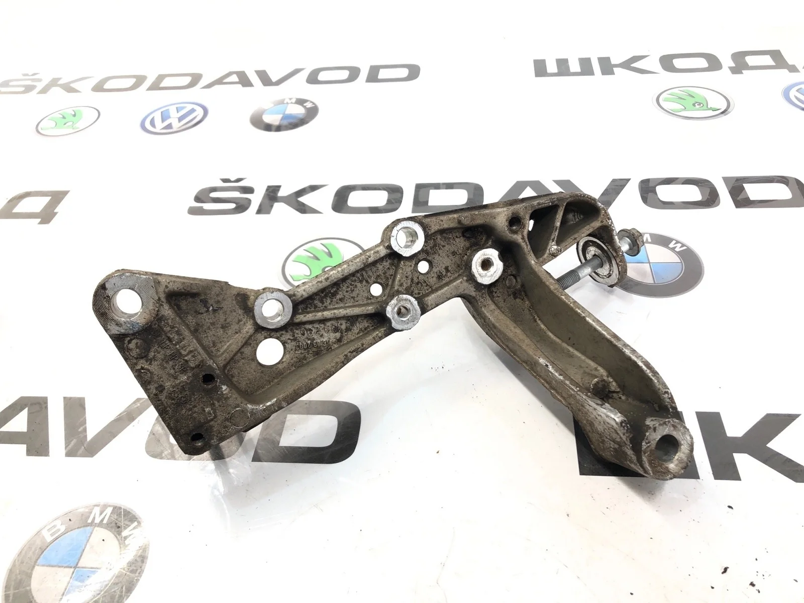 Кронштейн подрамника Skoda Octavia 2011 1K0199296F A5 (1Z) 1.4 CAXA, передний правый