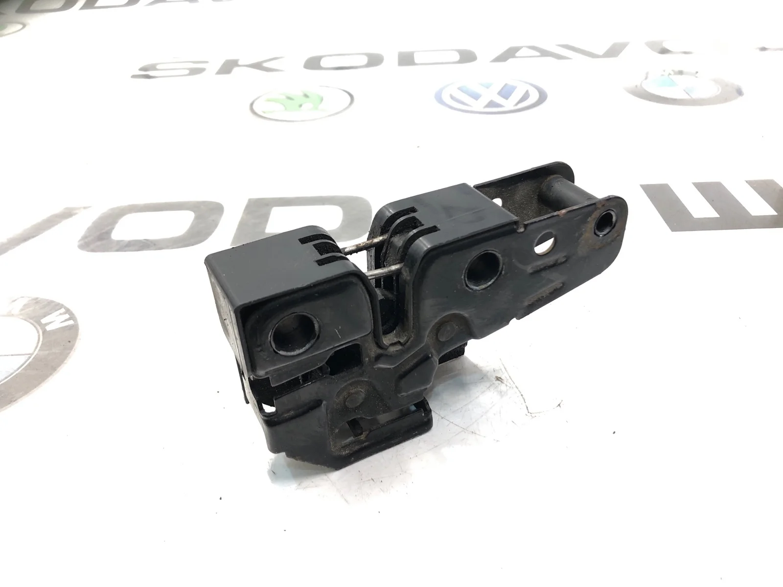 Замок капота Volkswagen Transporter 2006 7H0823509A T5 2.5 BNZ