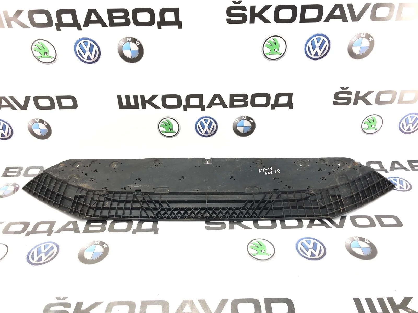 Пыльник бампера Audi A4 2016 8W0807611 B9, передний