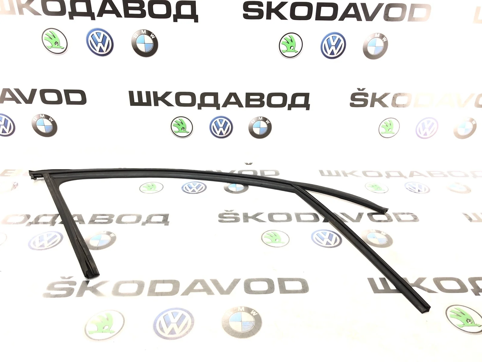 Уплотнитель стекла Skoda Octavia 2015 5E0837432C5AP A7 (5E) 2.0 CKFC, передний правый