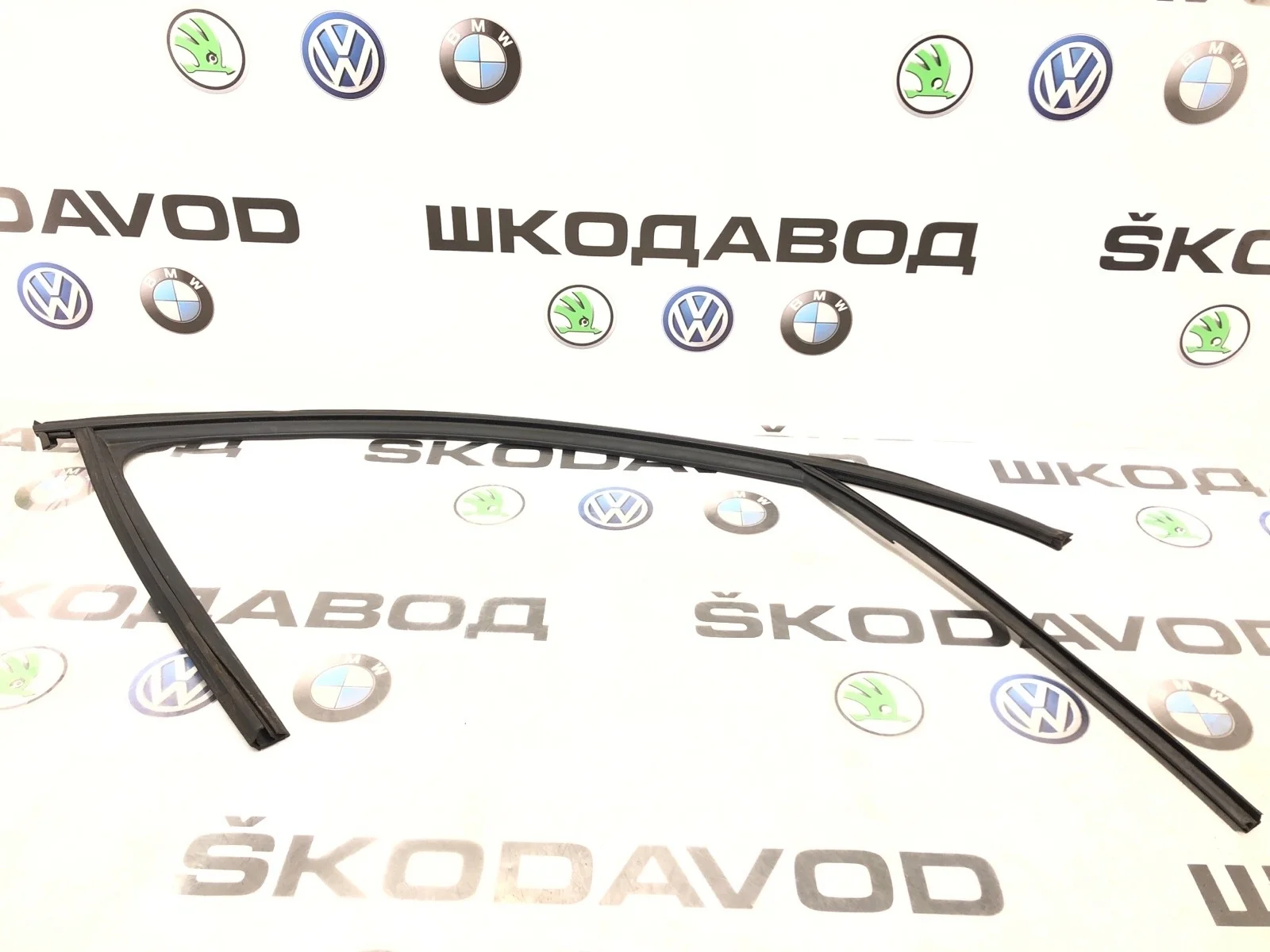 Уплотнитель стекла Skoda Octavia RS 2014 5E0837432A5AP A7 (5E), передний правый