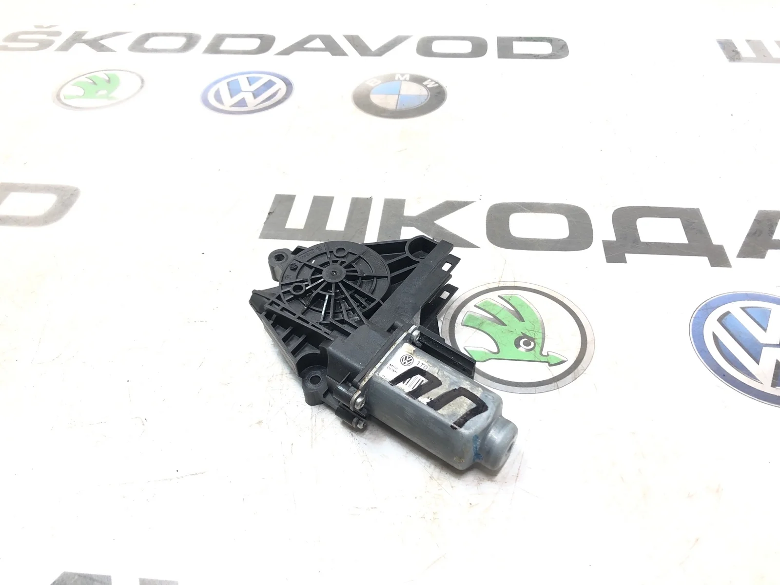 Мотор стеклоподъемника Skoda Octavia 2012 1T0959702S A5 (1Z) 1.2 CBZB, передний правый