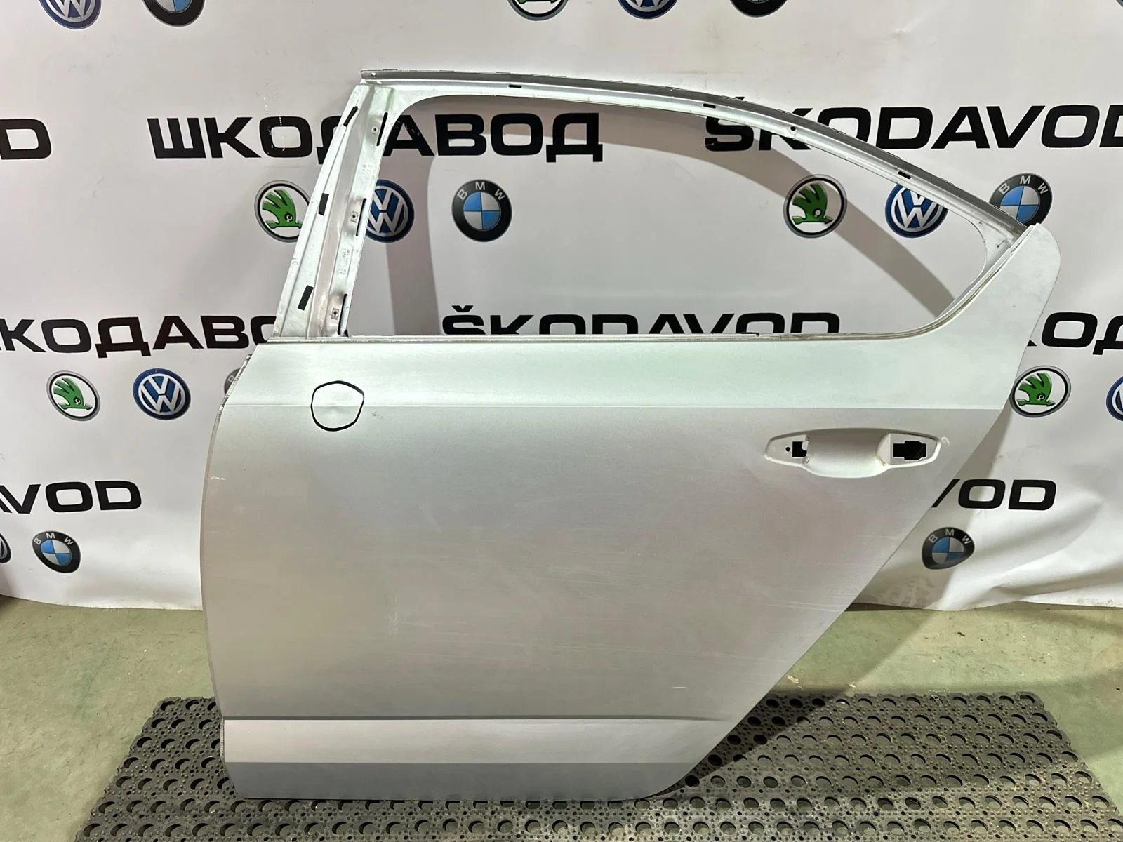 Дверь Skoda Octavia 2017 5E5833055B A7 (5E) 1.6 DDYA, задняя левая