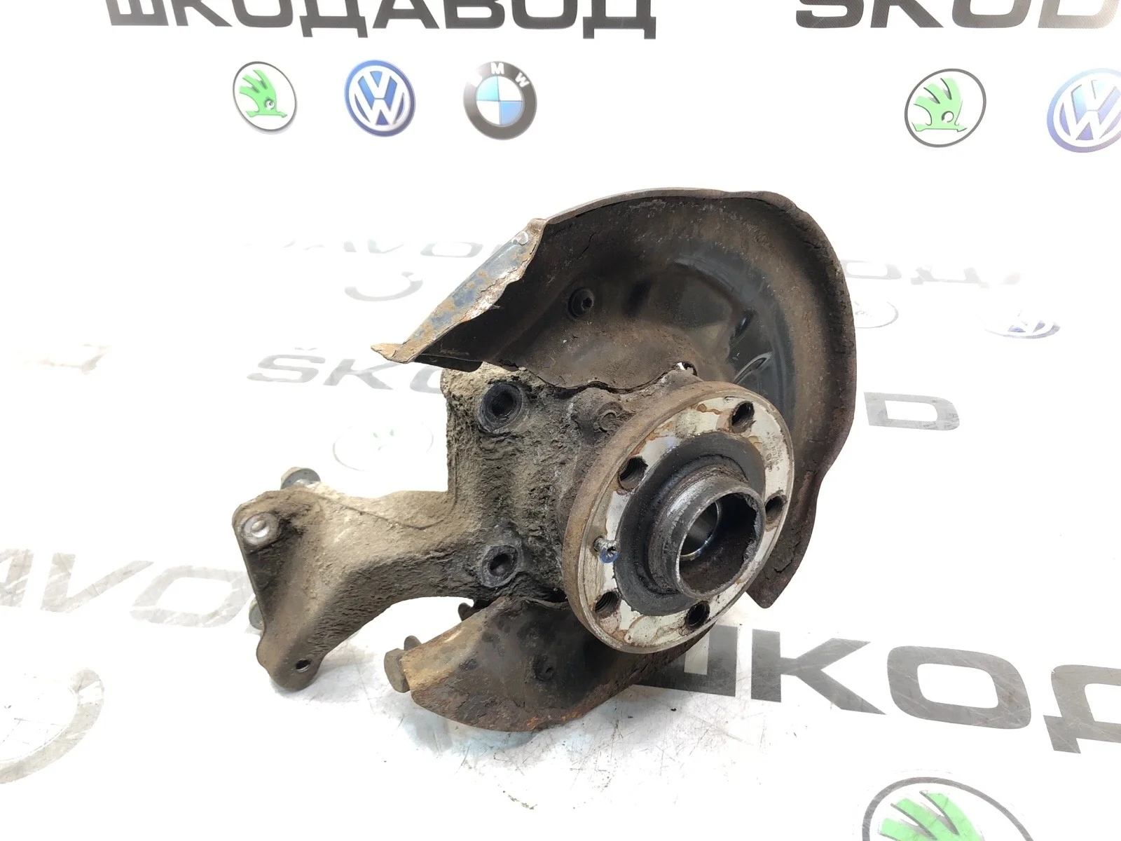 Кулак Skoda Yeti 2014 3C0505433G 5L 2.0 CFJA, задний левый