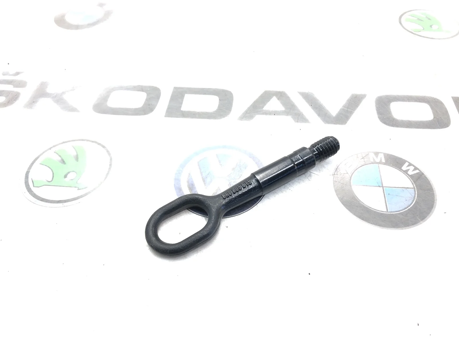 Крюк буксировочный Skoda Octavia 8K0805615 A7 (5E)