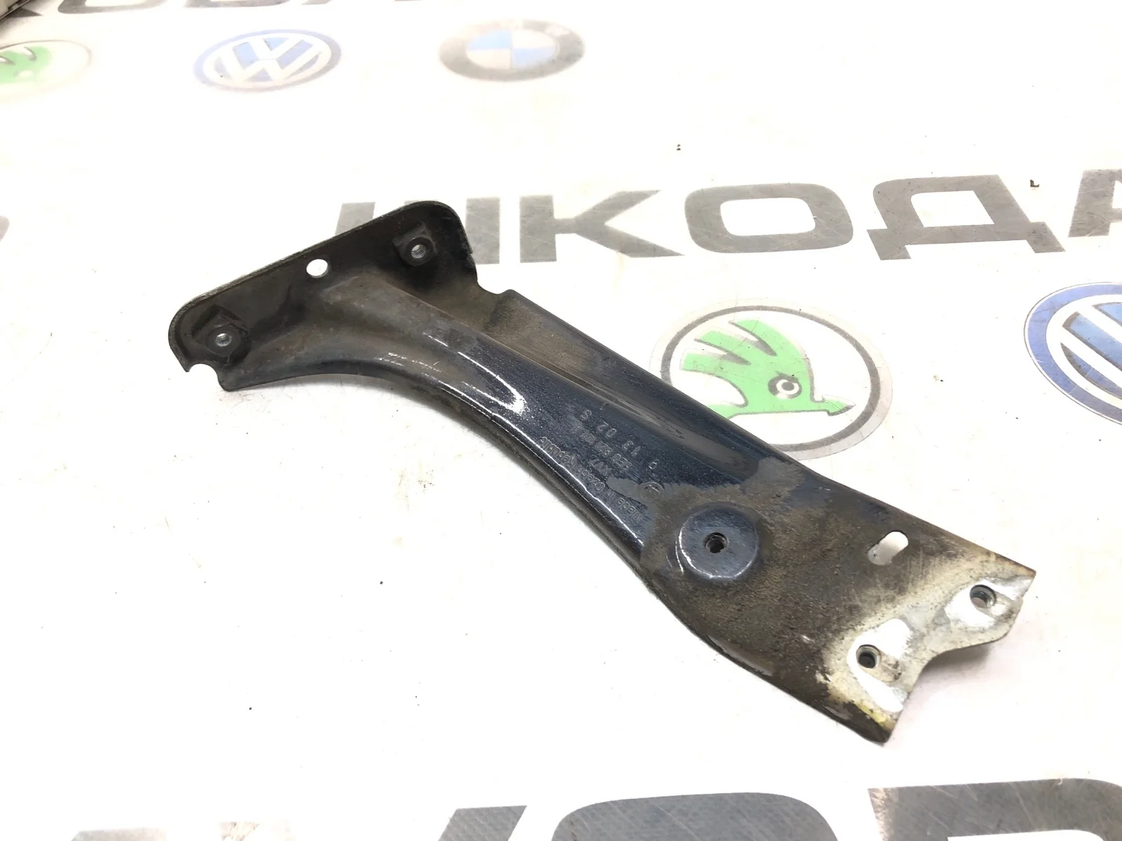 Кронштейн крыла Skoda Octavia 5E0821141 A7 (5E), передний левый