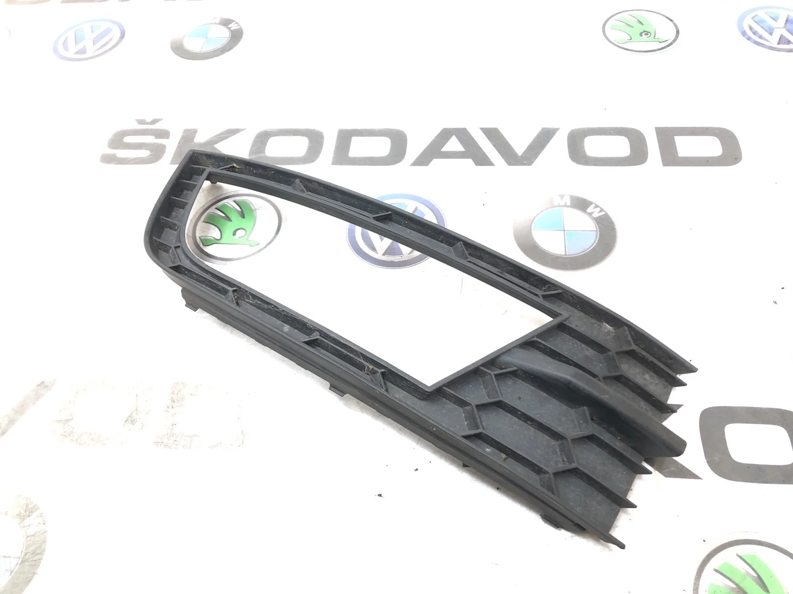 Накладка бампера Skoda Octavia 5E08076829B9 A7 (5E), передняя правая