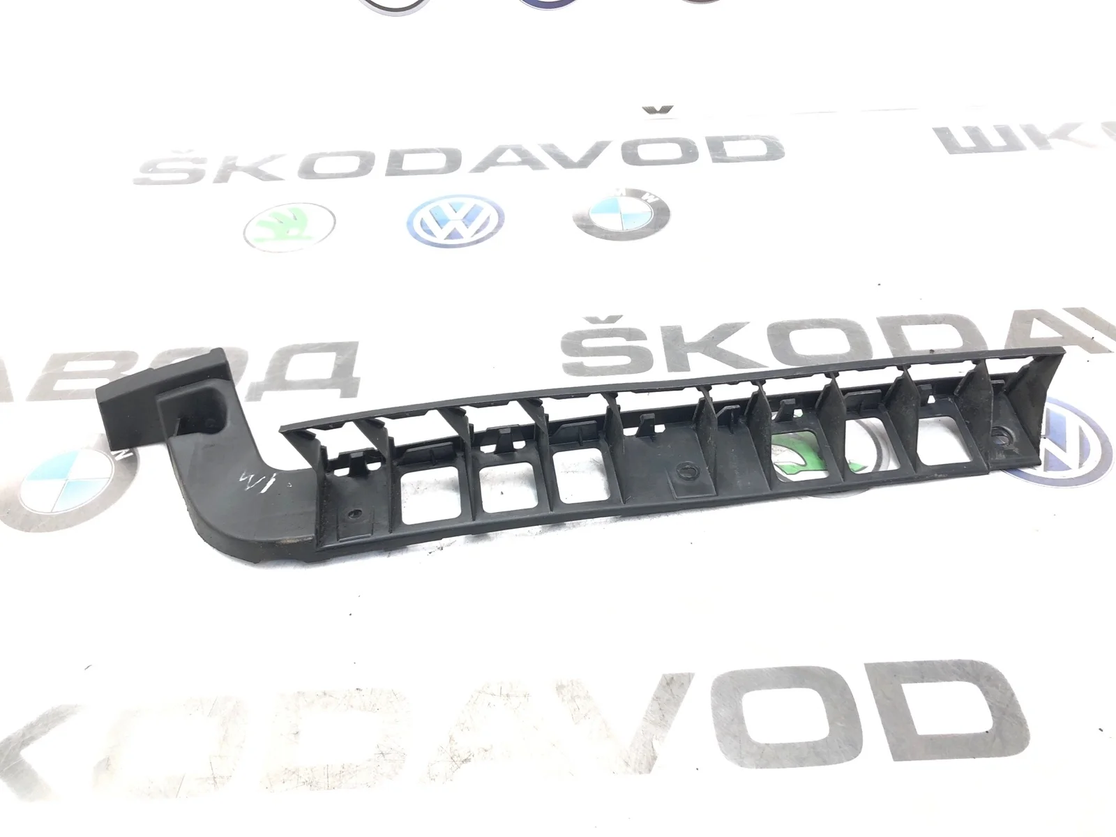 Направляющая бампера Skoda Octavia 5E5807863 A7 (5E), задняя левая