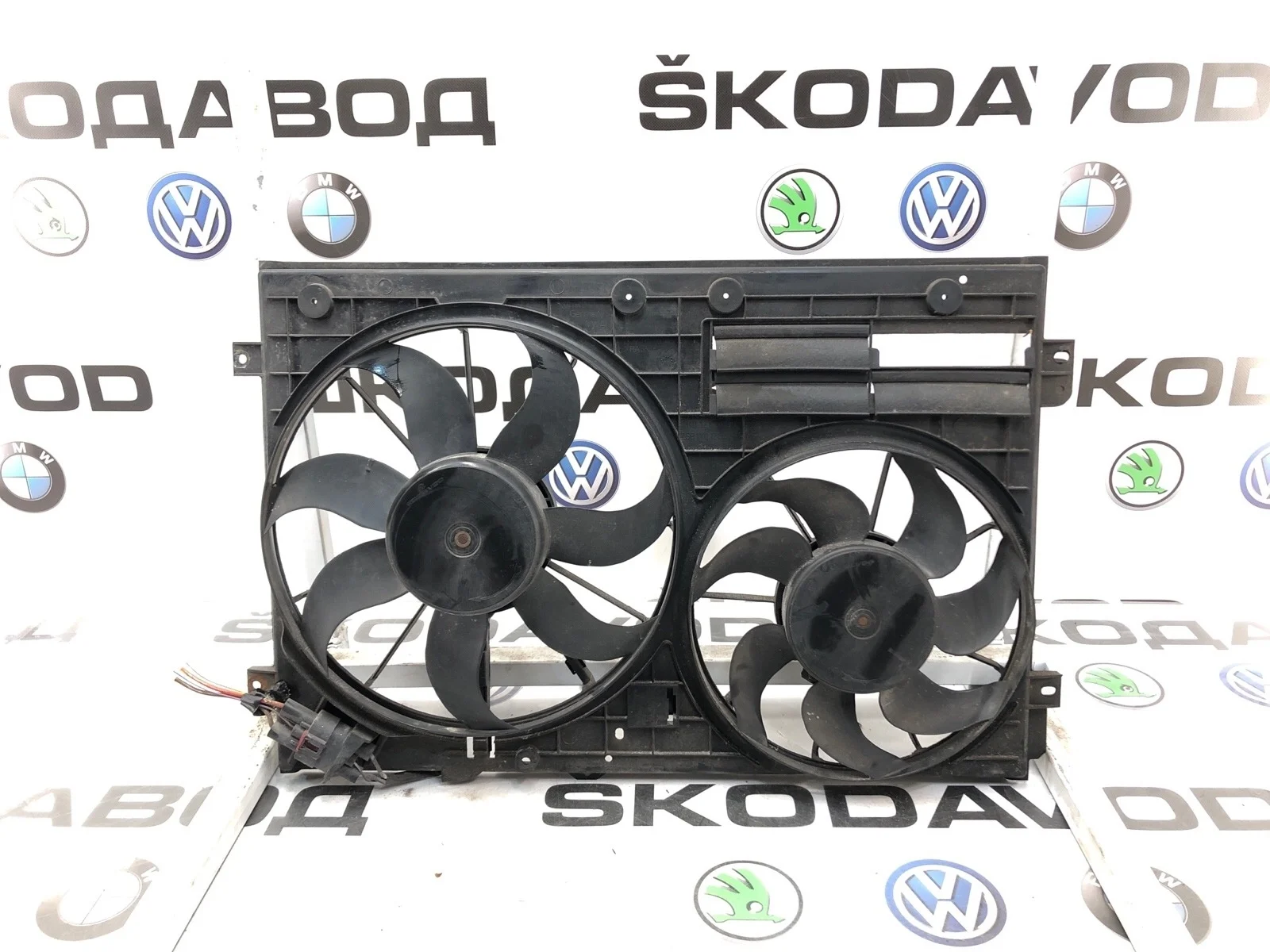Вентилятор охлаждения Skoda Yeti 2009 1K0121205AD 5L 2.0 CBDB