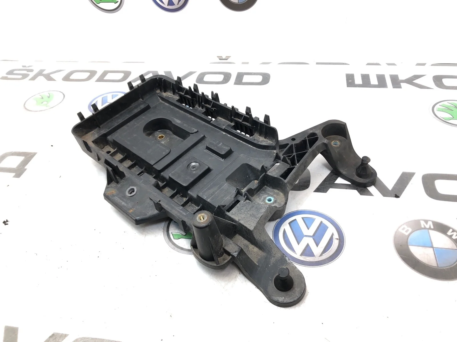 Площадка аккумулятора (АКБ) Skoda Yeti 2009 1K0915333H 5L 2.0 CBDB