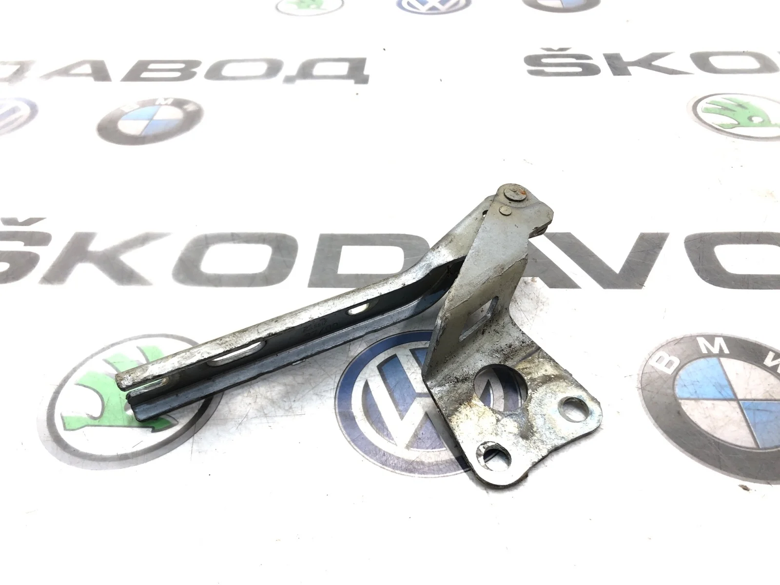 Петля капота Skoda Yeti 2009 5L0823301D 5L 2.0 CBDB, левая