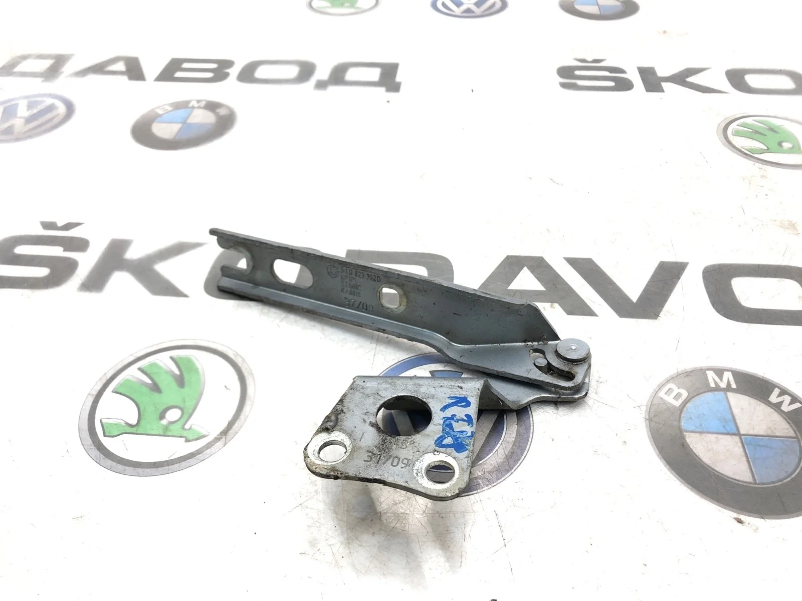 Петля капота Skoda Yeti 2009 5L0823302D 5L 2.0 CBDB, правая