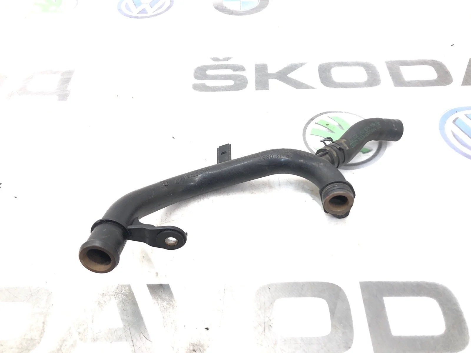 Трубка системы охлаждения Skoda Octavia RS 2010 06J121065F A5 (1Z) 2.0 CCZA