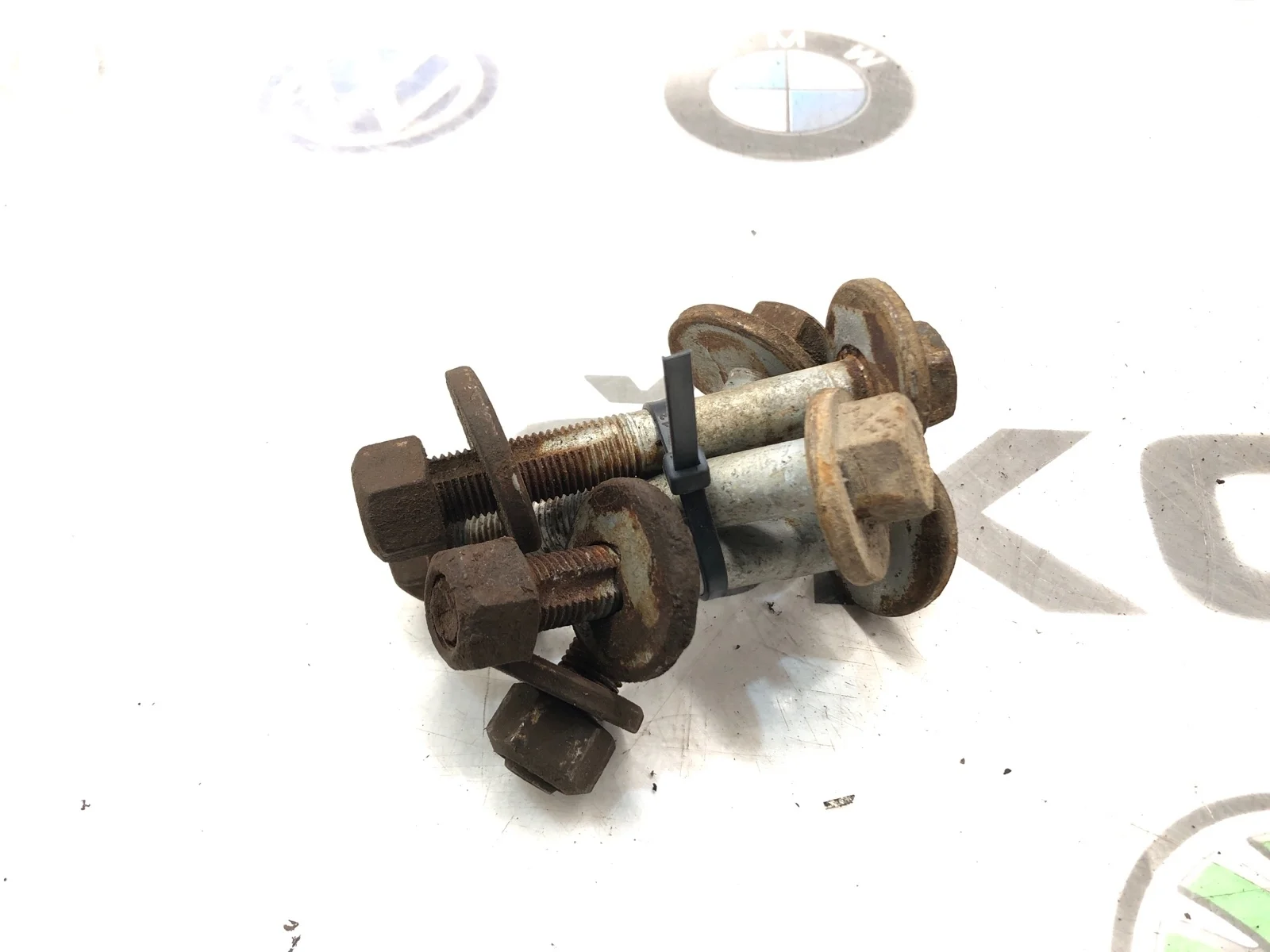 Болты развальные Volkswagen Touareg 2014 WHT001833 2 NF 3.0 CJMA, передние