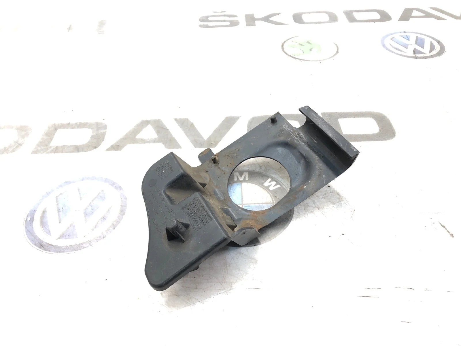 Кронштейн бампера Volkswagen Touareg 2014 7P6807880B 2 NF 3.0 CJMA, передний правый