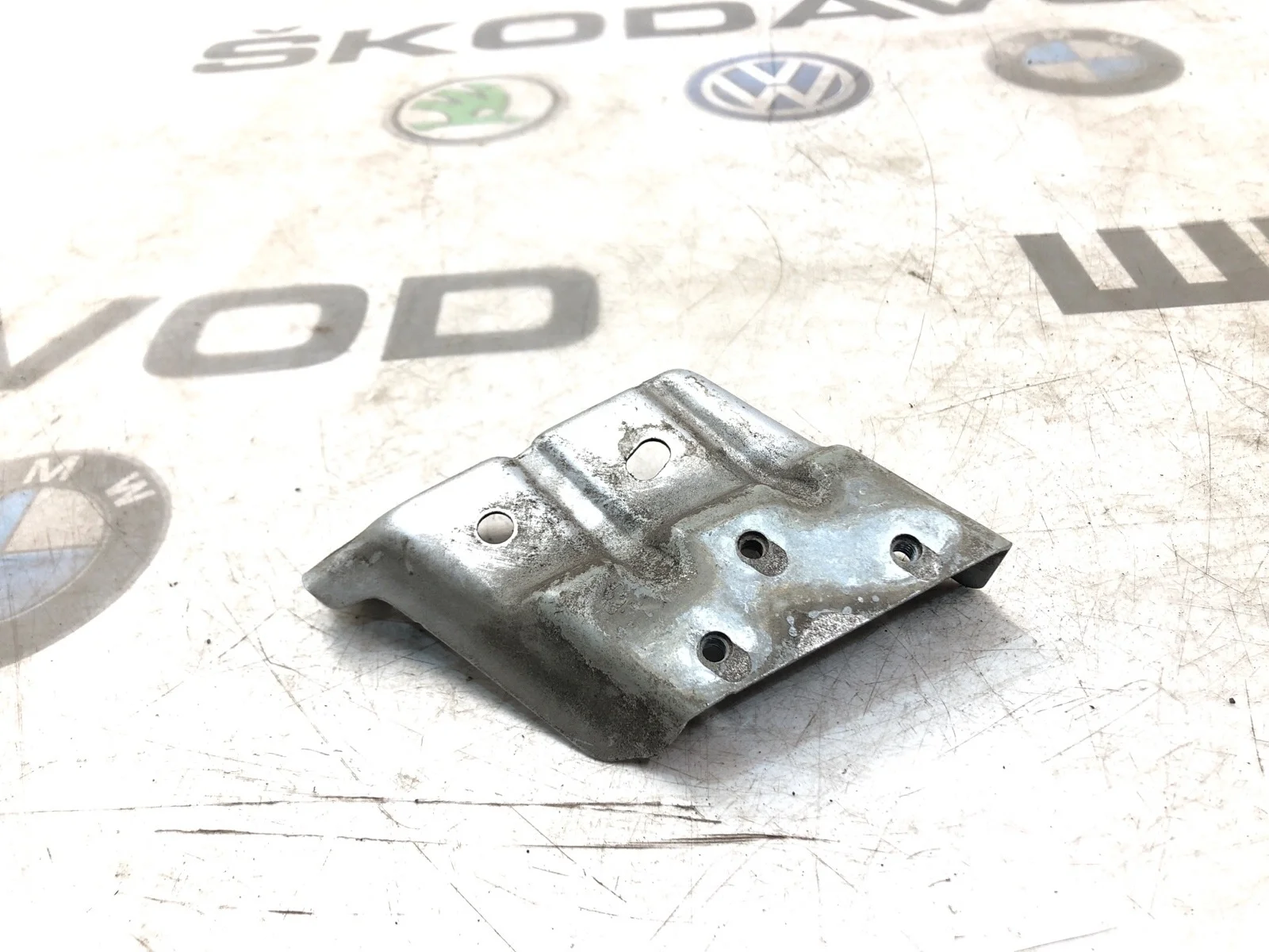 Кронштейн крыла Volkswagen Touareg 2014 7P6821151A 2 NF 3.0 CJMA, передний левый