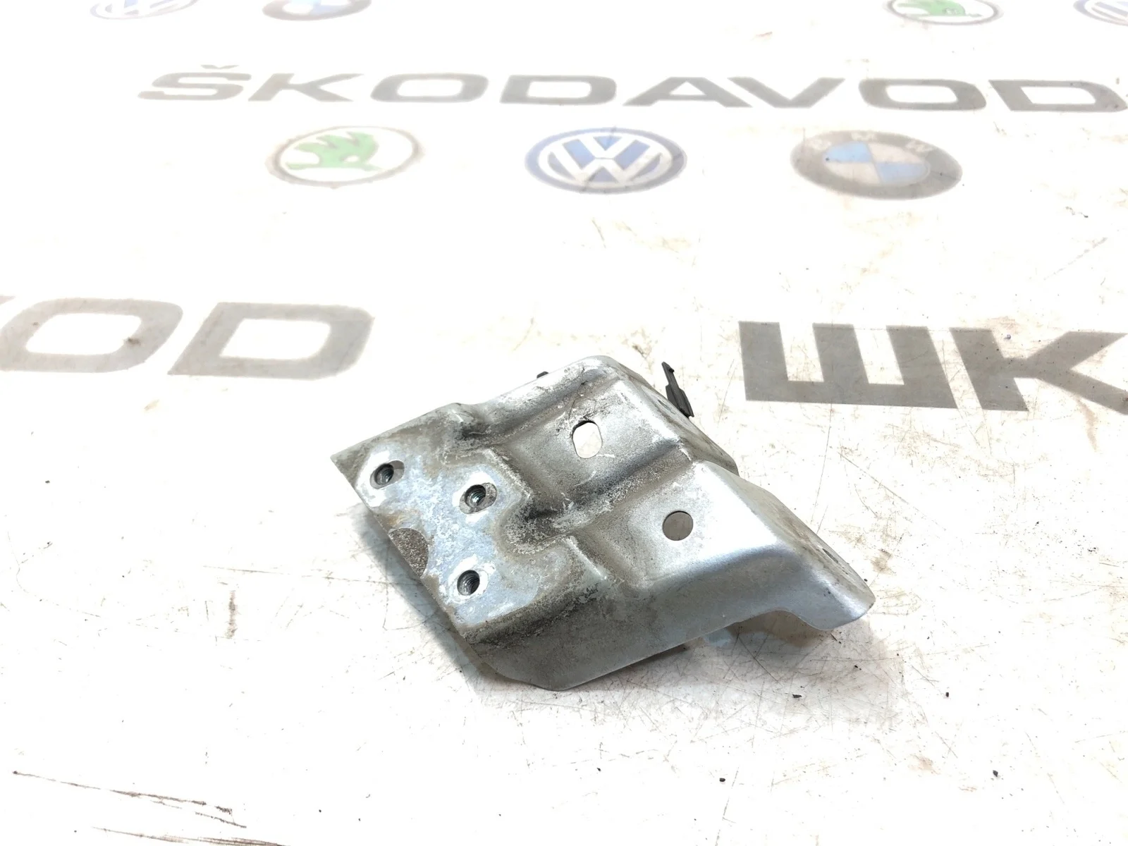 Кронштейн крыла Volkswagen Touareg 2014 7P6821152A 2 NF 3.0 CJMA, передний правый