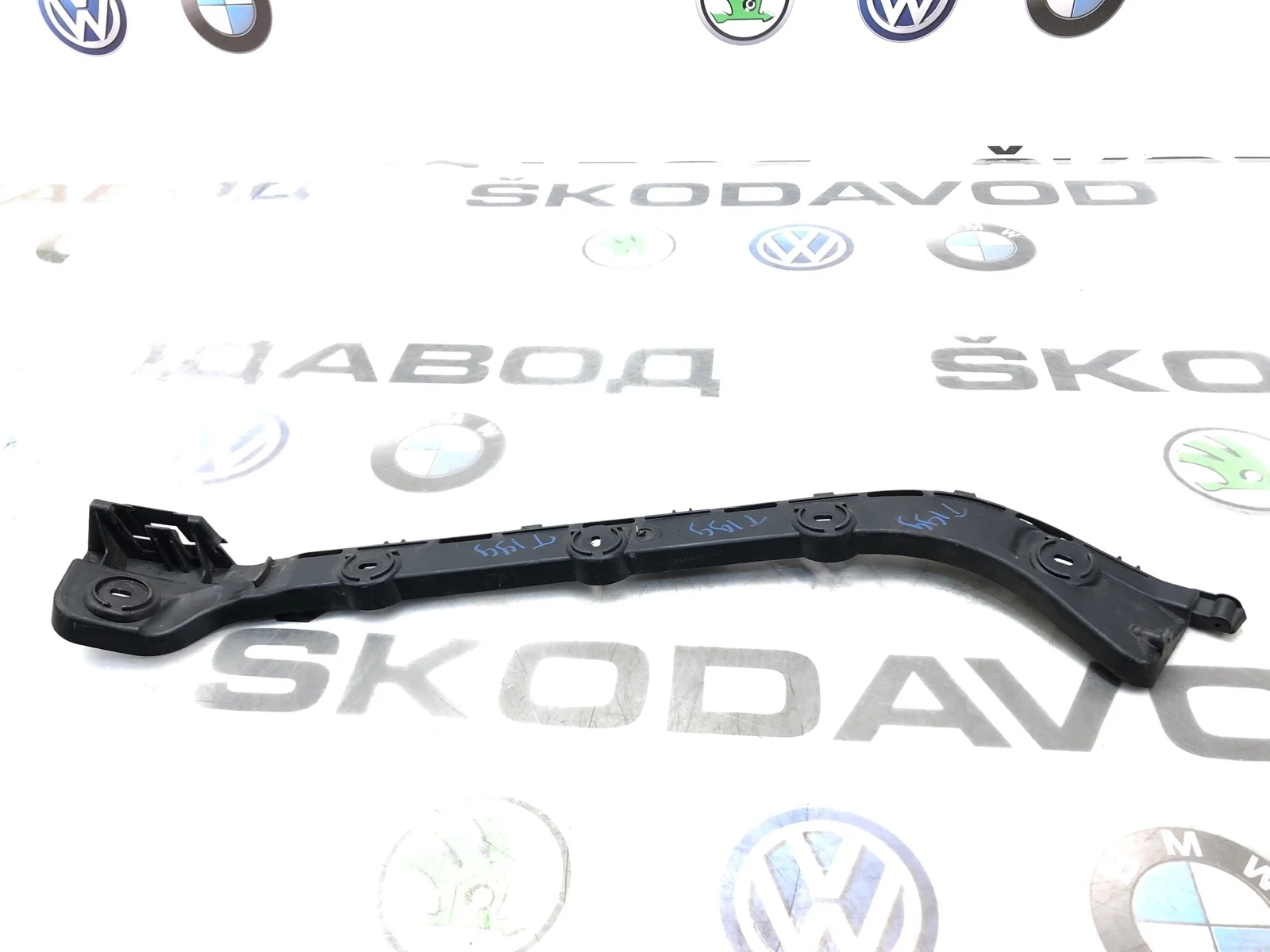 Направляющая бампера Skoda Octavia 5E5807393 A7 (5E) 2.0 CKFC, задняя левая