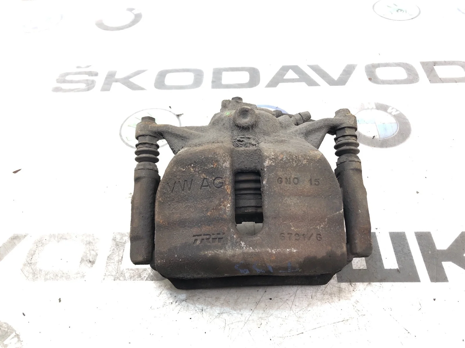 Суппорт тормозной Skoda Octavia 8V0615124 A7 (5E) 2.0 CKFC, передний правый