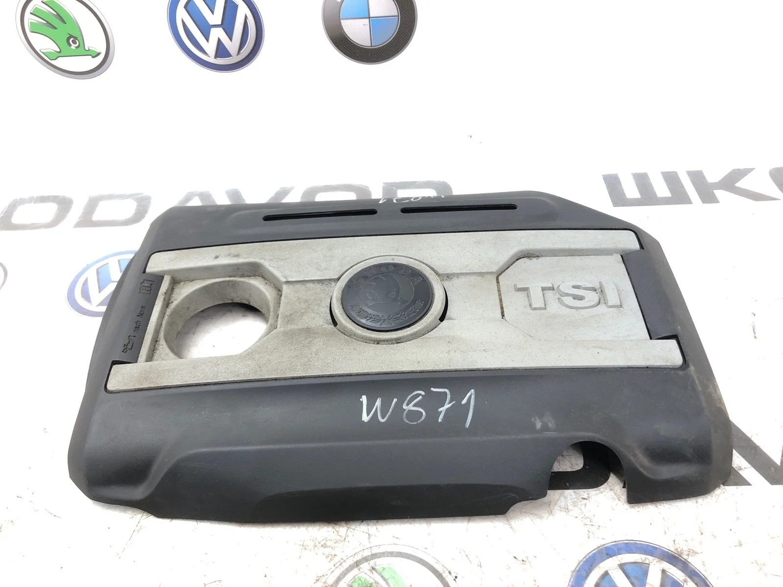 Крышка двигателя декоративная Skoda Octavia 2011 06J103925BJ A5 (1Z) 1.8 CDAB