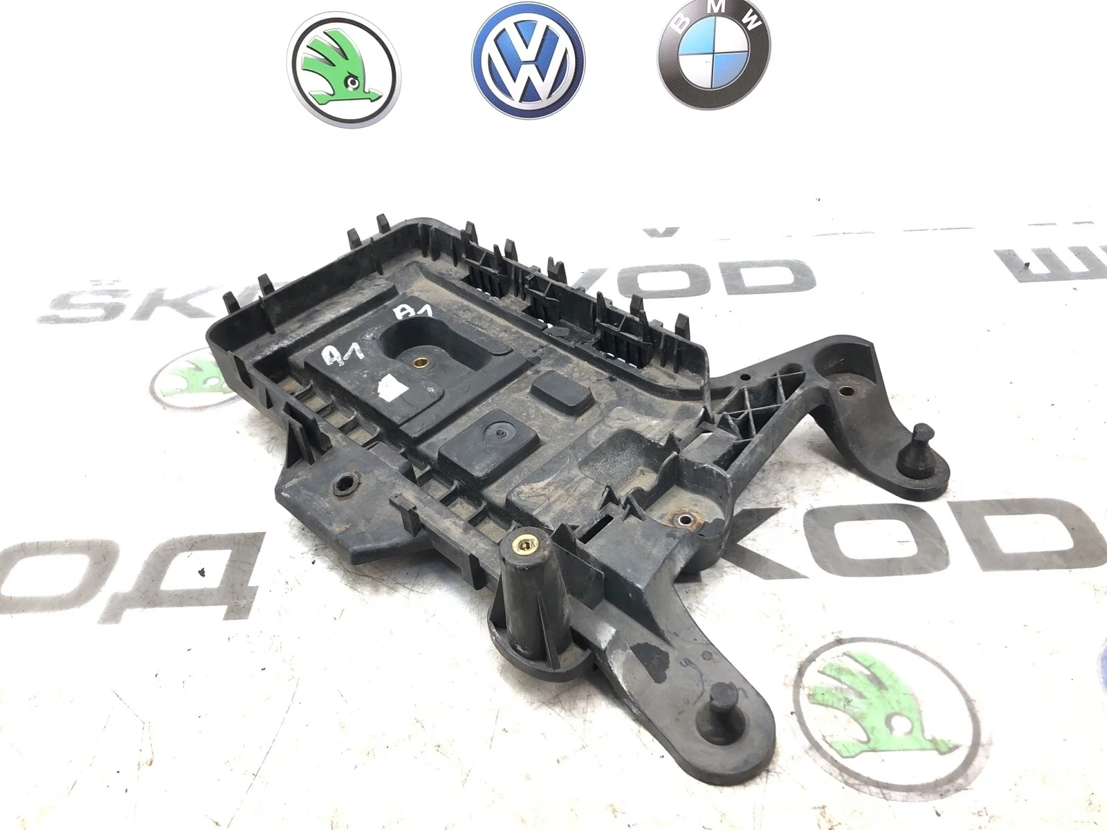 Площадка аккумулятора (АКБ) Skoda Octavia 2011 1K0915333H A5 (1Z) 1.6 BSE