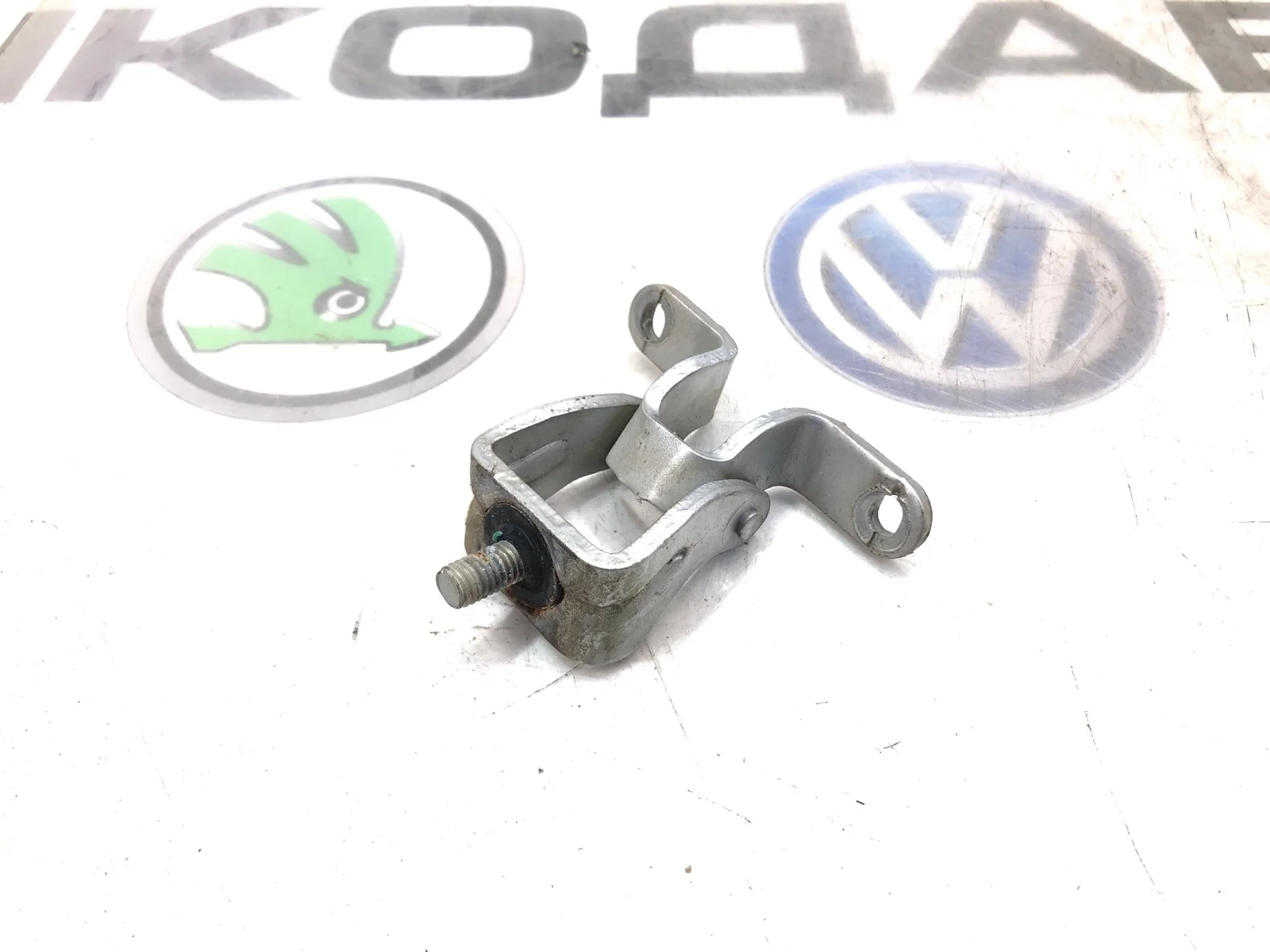 Петля крышки багажника Skoda Octavia 2011 1Z5827301C A5 (1Z) 1.6 BSE, левая