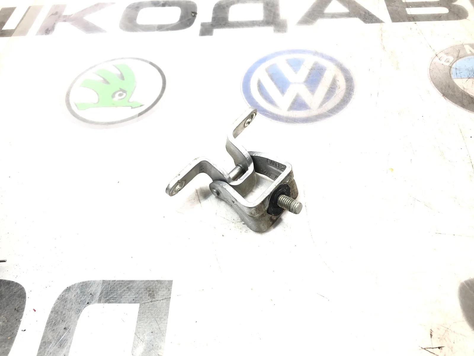 Петля крышки багажника Skoda Octavia 2011 1Z5827302C A5 (1Z) 1.6 BSE, правая